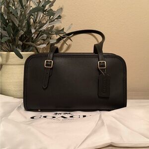 Coach swing zip black